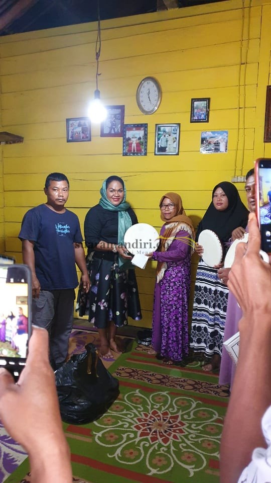 Penyerahan Bantuan Speaker Aktif, Rebana dan Toa dari Febby Wondiwoy Indou kepada Kelompok Pengajian Distrik Prafi, Masni dan Sidey untuk menunjang kegiatan pengajian kelompok Ibu-ibu tersebut