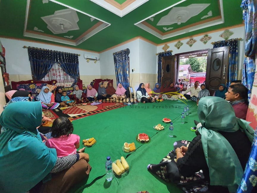 Foto : Penyerahan Bantuan Speaker Aktif, Rebana dan Toa dari Febby Wondiwoy Indou kepada Kelompok Pengajian Distrik Prafi, Masni dan Sidey untuk menunjang kegiatan pengajian kelompok Ibu-ibu tersebut.