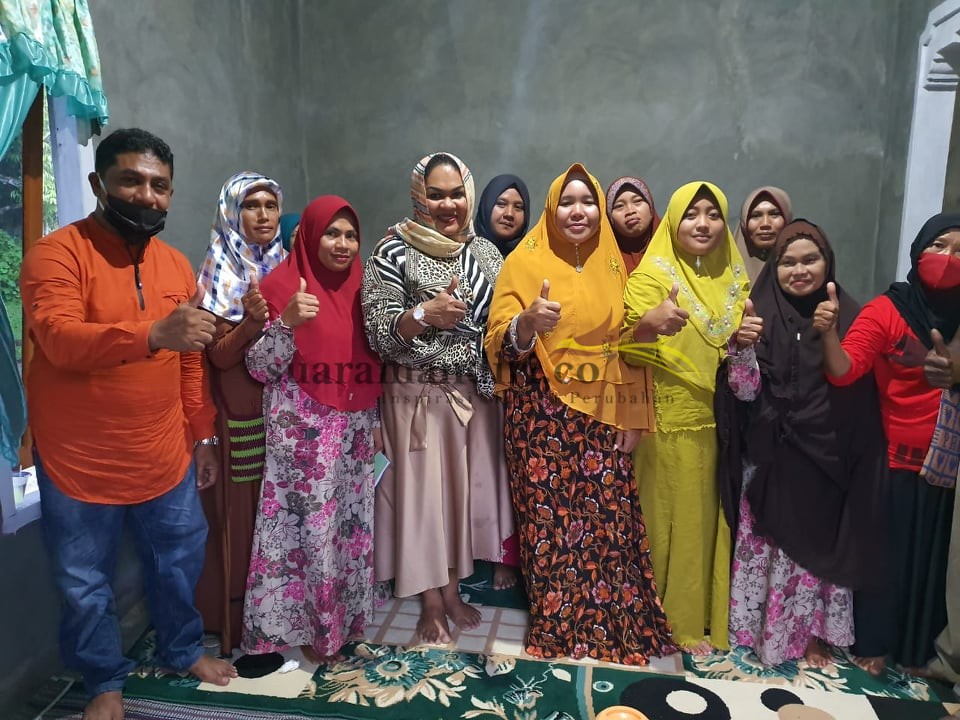 Foto : Penyerahan Bantuan Speaker Aktif, Rebana dan Toa dari Febby Wondiwoy Indou kepada Kelompok Pengajian Distrik Prafi, Masni dan Sidey untuk menunjang kegiatan pengajian kelompok Ibu-ibu tersebut.