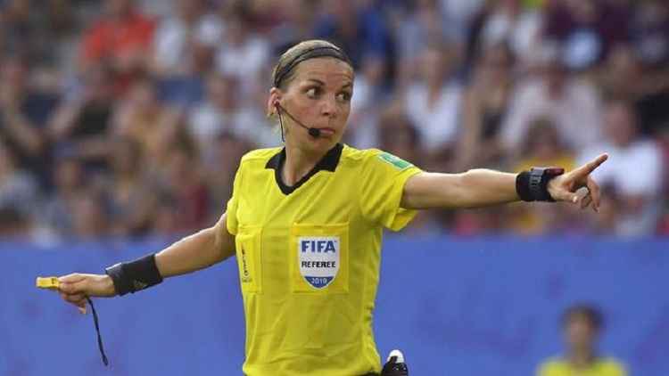 Wasit Wanita Pertama