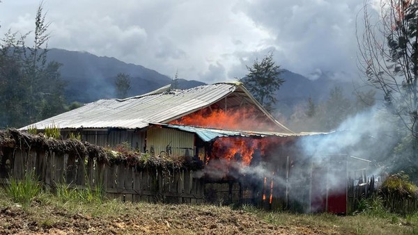 KKB Bakar Rumah Warga
